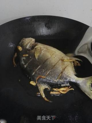红烧金鲳鱼的做法步骤：3