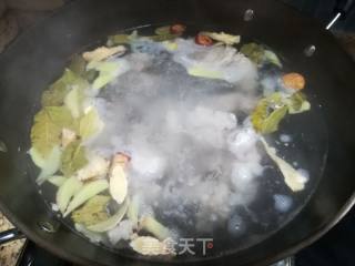 黄芪当归羊排汤的做法步骤：1