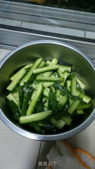 黄瓜咸菜的做法步骤：1