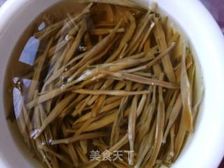 海带拌黄花菜的做法步骤：2
