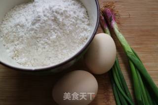 葱香鸡蛋饼的做法步骤：1