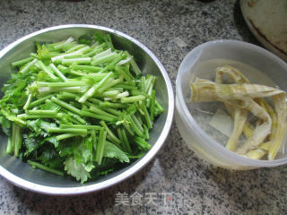 羊尾笋炒芹菜的做法步骤：1