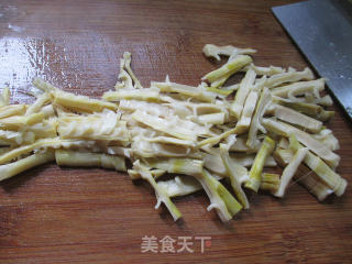 羊尾笋炒芹菜的做法步骤：2