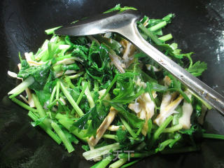 羊尾笋炒芹菜的做法步骤：4