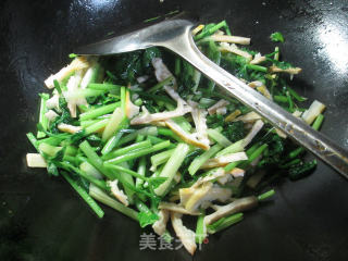 羊尾笋炒芹菜的做法步骤：7