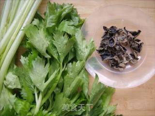 芹菜炒木耳的做法步骤：1