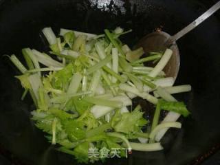 芹菜炒木耳的做法步骤：4