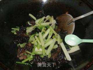 芹菜炒木耳的做法步骤：6
