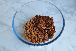 海盐烤碧根果的做法步骤：2