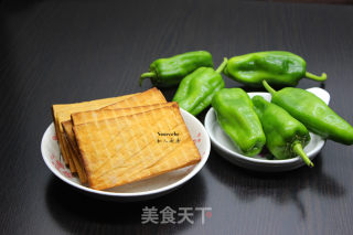 青椒炒香干的做法步骤：1
