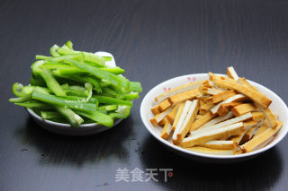 青椒炒香干的做法步骤：2