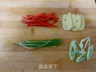 清蒸鲈鱼的做法步骤：1