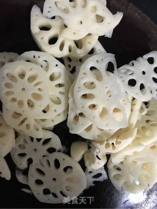 糖醋藕片的做法步骤：1