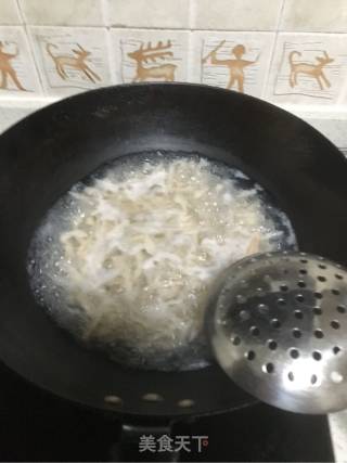 莲藕炒肉的做法步骤：2