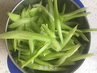 虾仁炒素菜的做法步骤：2