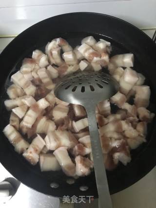 东北红烧肉的做法步骤：1