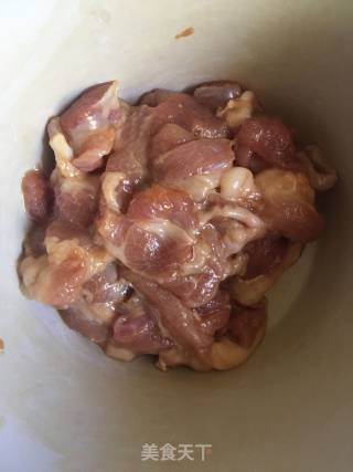 瘦肉炒平菇的做法步骤：2