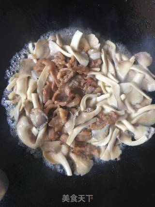 瘦肉炒平菇的做法步骤：5