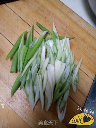 老板鱼翅拌葱的做法步骤：2