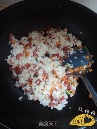 香肠炒饭的做法步骤：7