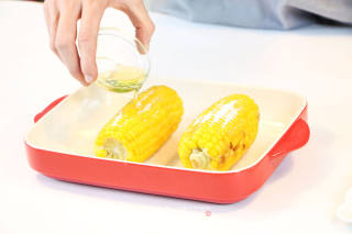 吃腻了烤肉可以试试烤玉米的做法步骤：3