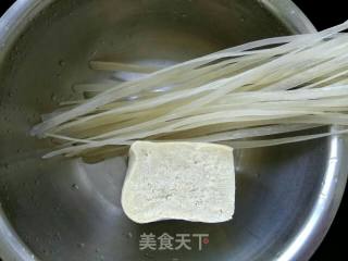 白菜肉片粉条冻豆腐的做法步骤：2