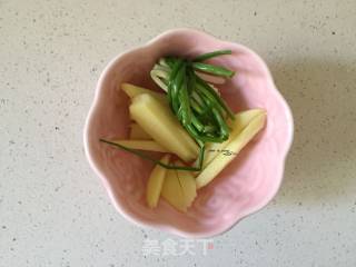 蟹味菇鲫鱼汤的做法步骤：3