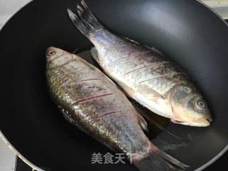 蟹味菇鲫鱼汤的做法步骤：6