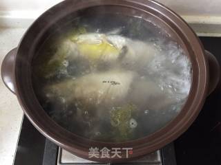蟹味菇鲫鱼汤的做法步骤：10