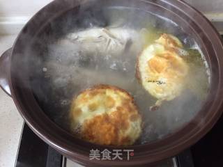 蟹味菇鲫鱼汤的做法步骤：11