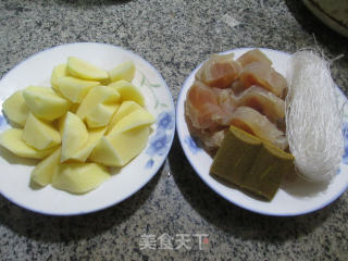 牛筋粉丝煮土豆的做法步骤：1