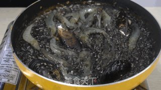 西班牙海鲜墨鱼饭的做法步骤：4