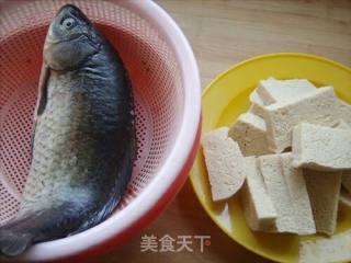 #炖菜#冻豆腐炖鲫鱼的做法步骤：2