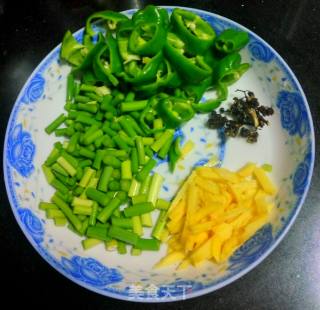 菜籽油炒鸡腿丁的做法步骤：5