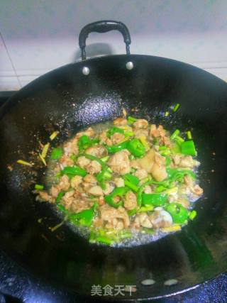 菜籽油炒鸡腿丁的做法步骤：11