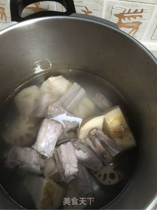 连藕排骨汤的做法步骤：2