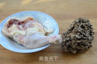 灰树花炖鸡汤的做法步骤：1