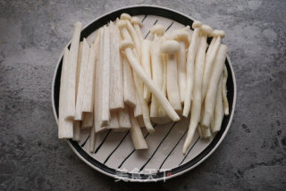 黑胡椒炒菇的做法步骤：2