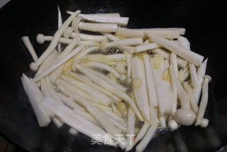 黑胡椒炒菇的做法步骤：5