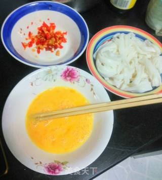鸡蛋炒河粉的做法步骤：3