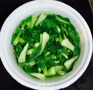香菇炒青菜的做法步骤：1