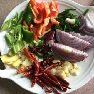 “炖菜”干锅肥肠煲的做法步骤：2