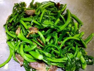 油渣蒜蓉炒菜心的做法步骤：4