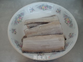 铁锅炖鱼贴饼子的做法步骤：1