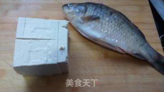 鲫鱼炖豆腐的做法步骤：1