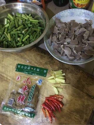 蒜苔鸭胗的做法步骤：1