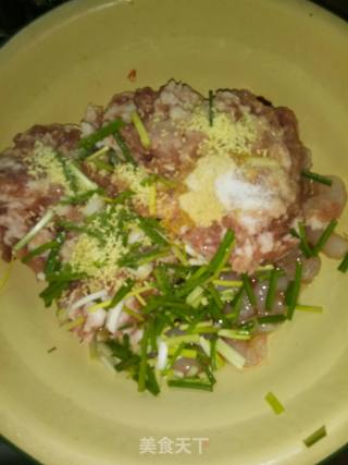 虾肉水饺的做法步骤：2