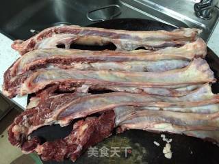 超下饭的土豆炖牛腩的做法步骤：1