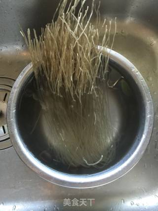 包菜红薯粉条的做法步骤：1