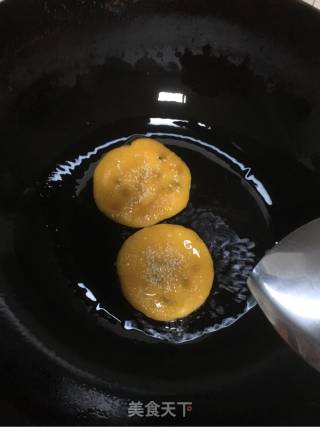 南瓜芝麻饼的做法步骤：7